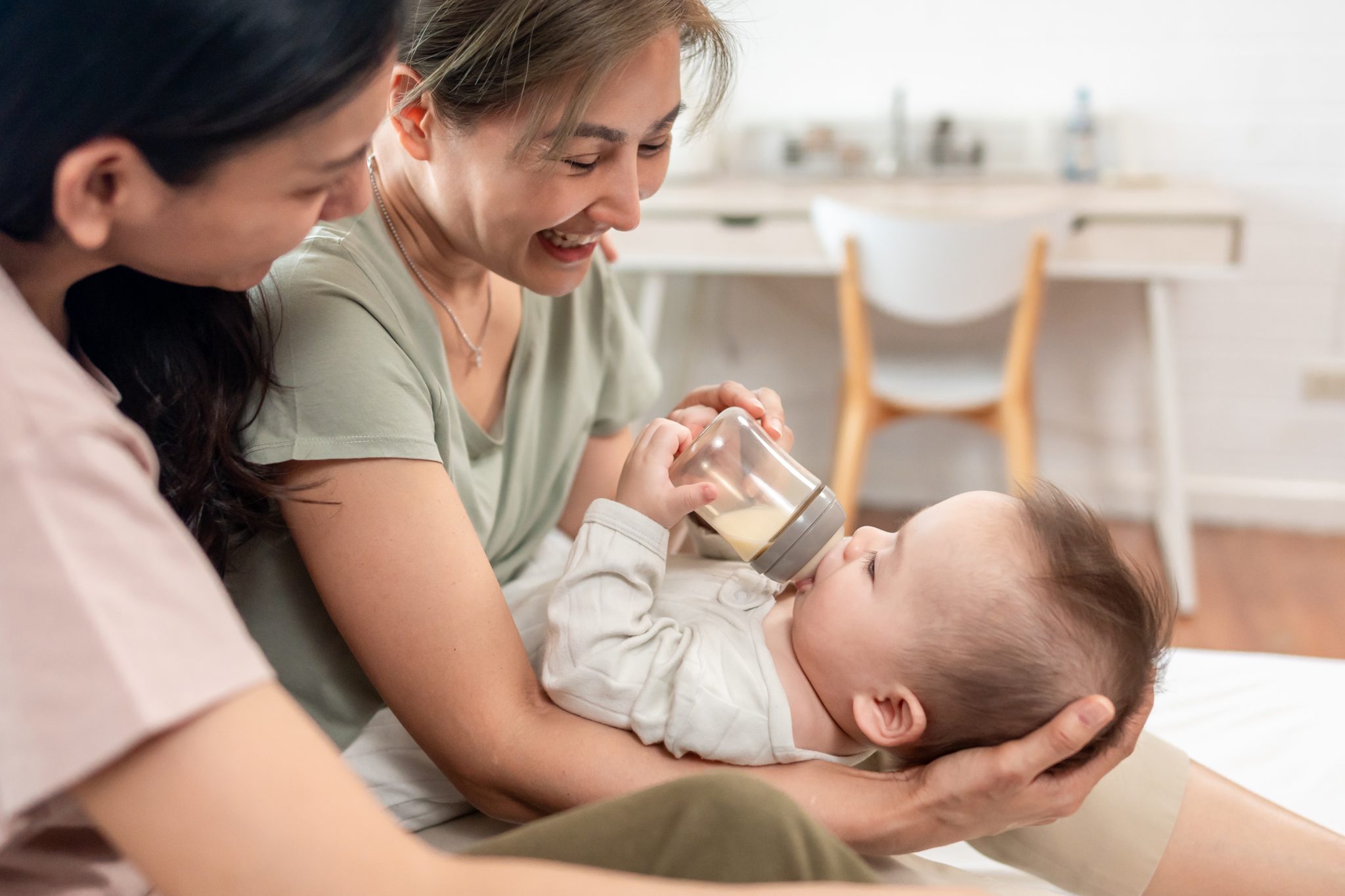 Read more about the article Breastfeeding vs. Formula: The Great Debate